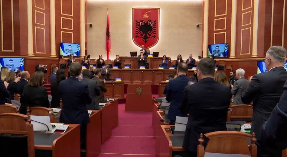 Deputetët duatrokasin fuqishëm e fjalimin e Zelenskyt në Kuvendin e Shqipërisë