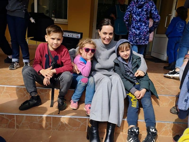 Jolie vizitoi shkollën dhe një institucion mjekësor në Lviv të Ukrainës