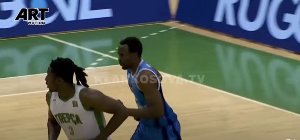 Lirohet basketbollisti amerikan që vodhi e sulmoi në Prishtinë (VIDEO)