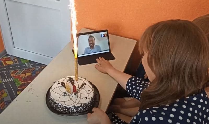 Organizohet një festë surprizë ditëlindjeje për dy fëmijë ukrainas (VIDEO)