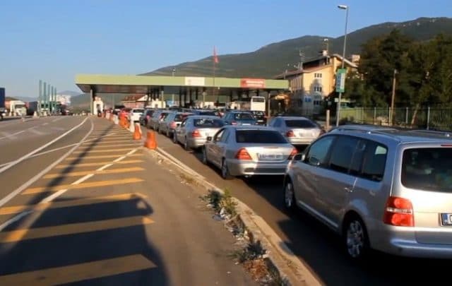 Kosovarët ia mësyjnë bregdetit të Shqipërisë (VIDEO)