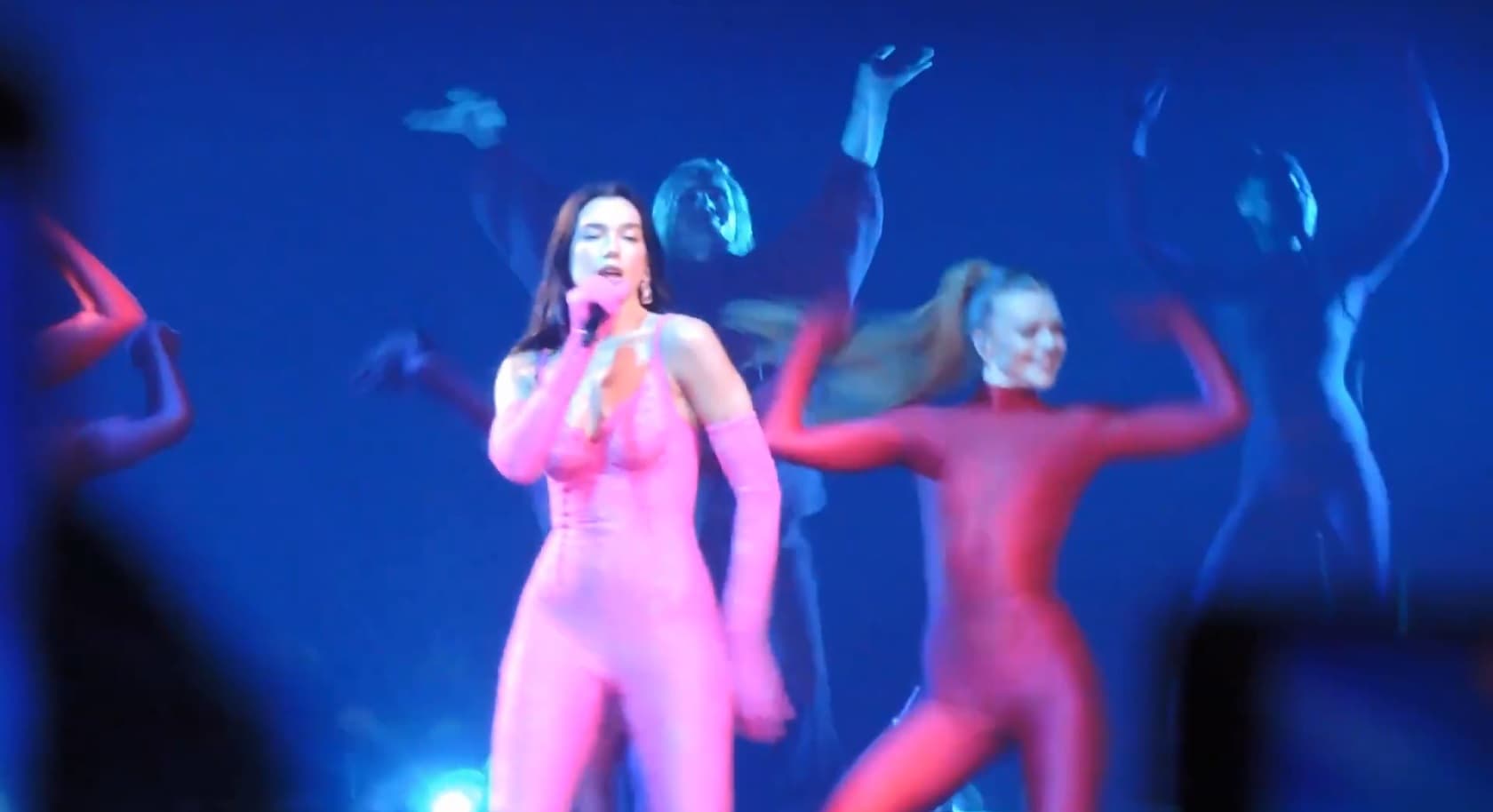 Momenti kur Dua Lipa rrëzohet në skenë (VIDEO)