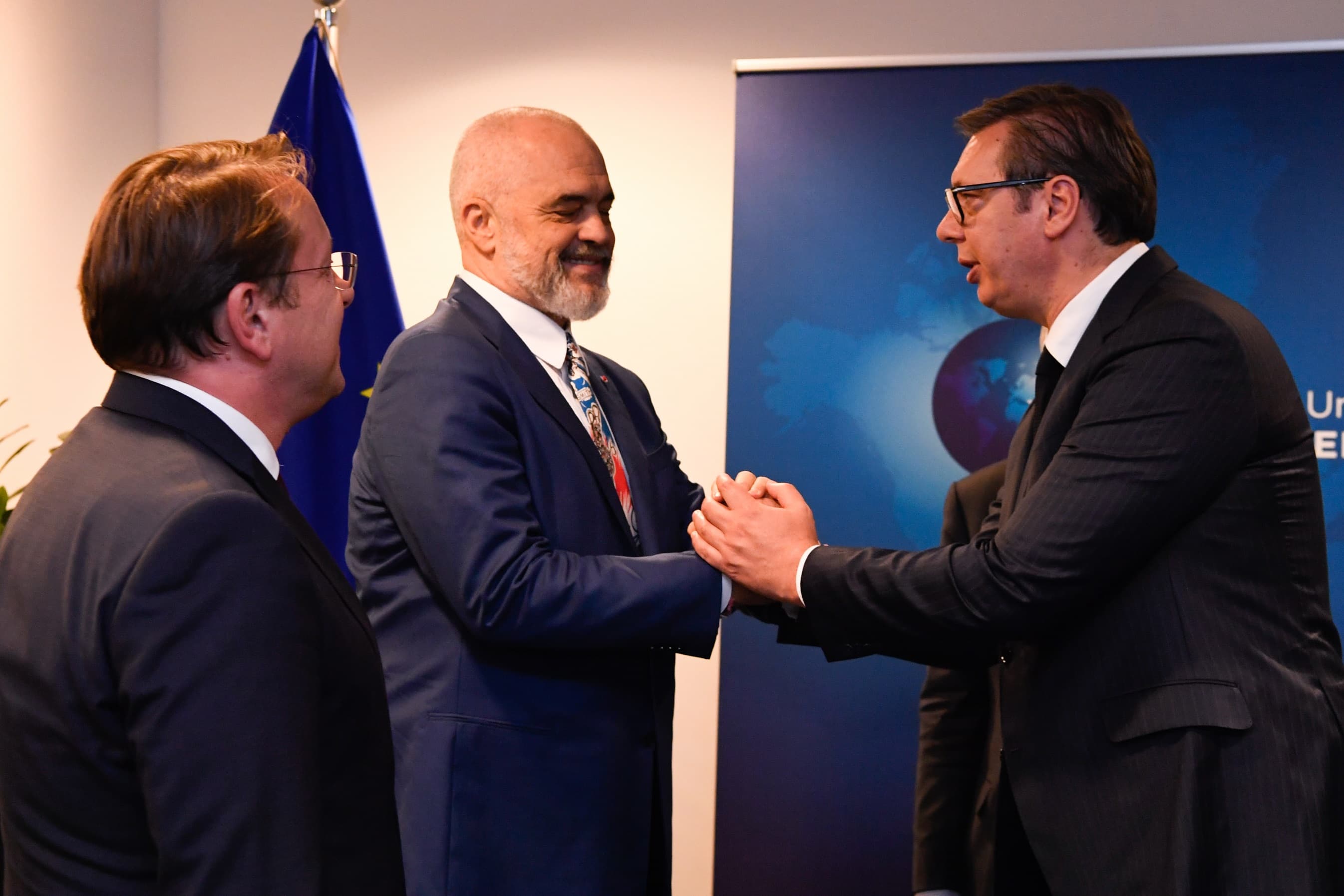 Duarshtrëngim i ngrohtë mes Edi Ramës dhe Aleksandar Vuçiqit në Bruksel