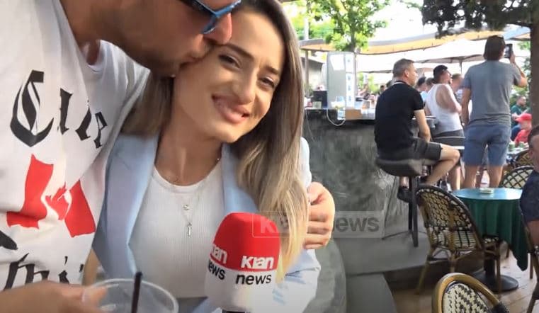 Tifozi holandez puth gazetaren shqiptare që po bëhej gati për raportim (VIDEO)