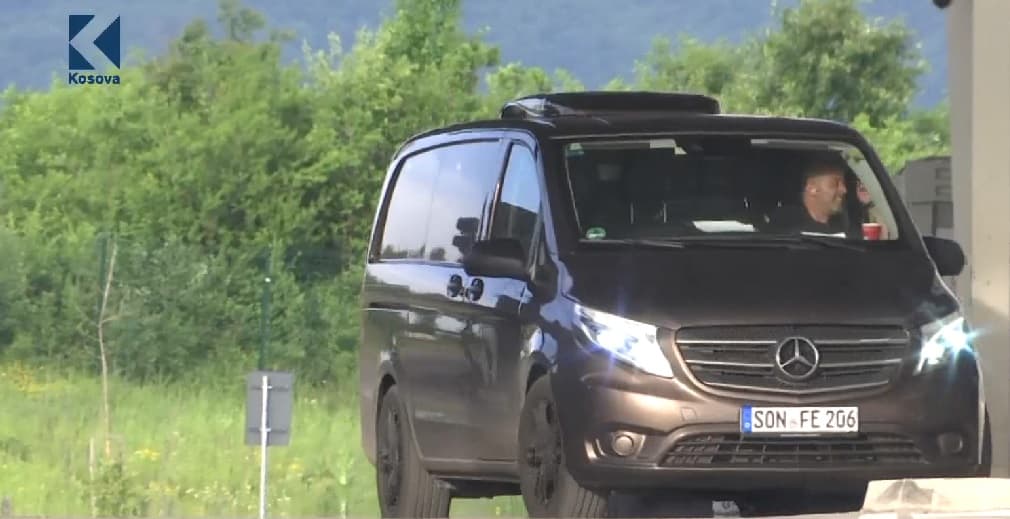 Trupi i pajetë i ish-presidentit Nishani me transport rrugor dërgohet në Shqipëri (VIDEO)