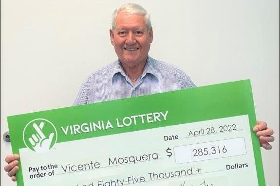 Kamarieri fiton loto 285 mijë dollarë duke përdorë numrat që i ka dëgjuar vite më parë