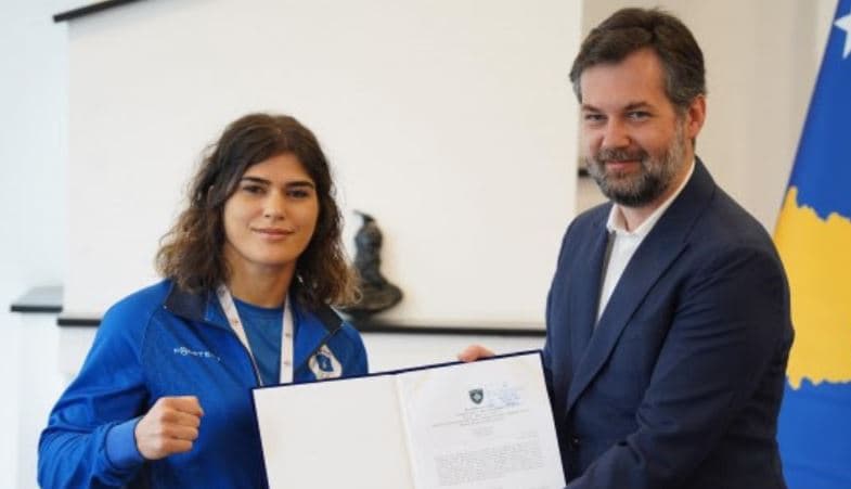 Donjeta Sadiku shpërblehet me 14 mijë euro pas suksesit në botërorin e boksit