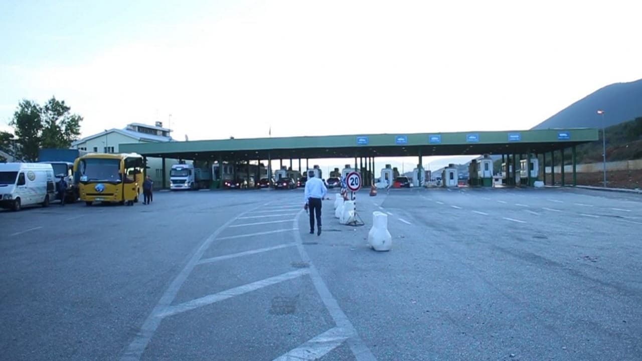 Tre mitrovicas arrestohet në Morinë, kishin drogë në makinë