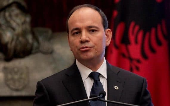 Bujar Nishani përcillet me ceremoni shtetërore në banesën e fundit (VIDEO)