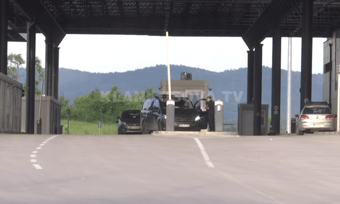 Trupi i pajetë i Nishanit kalon nëpër Kosovë, për të vazhduar në drejtim të Shqipërisë (VIDEO)
