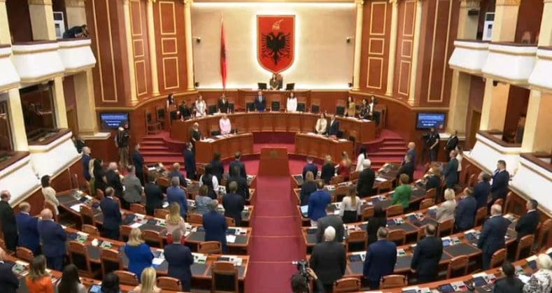 Shqipëri: Deputetët mbajnë një minutë heshtje për ish-presidentin Nishani
