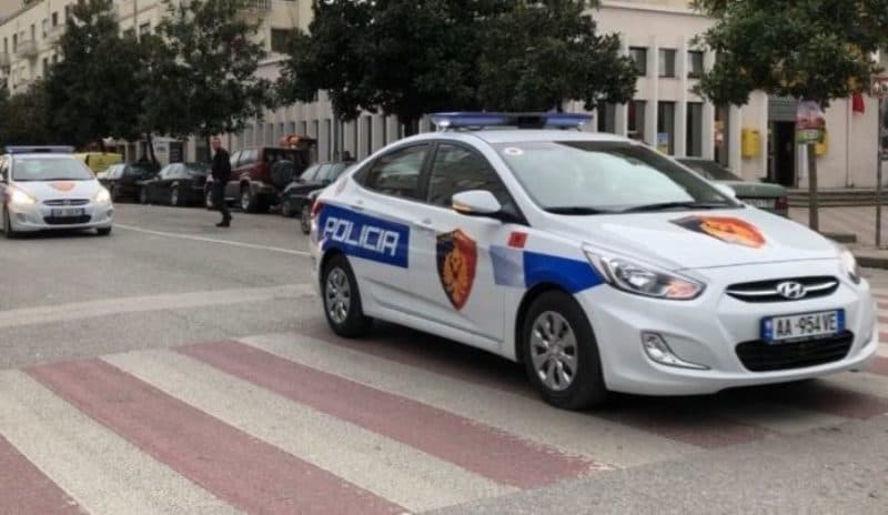 Tiranë: Vetura godet një çift dhe foshnjën e tyre tremuajshe në karrocë (FOTO)