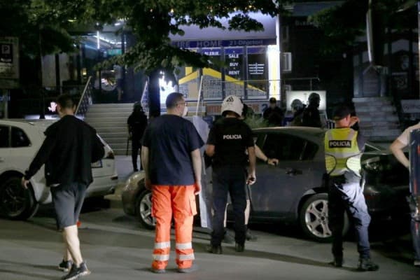 60 tifozë u shoqëruan në komisariat, u lënduan dhjetë zyrtarë policorë