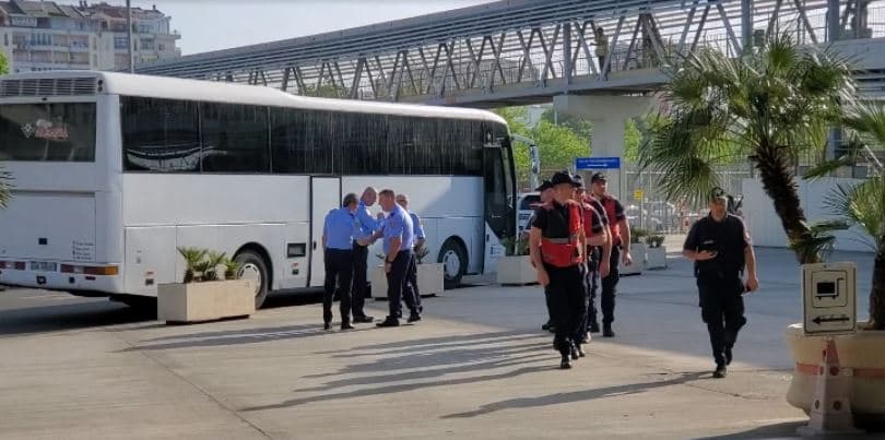 Kthyen rrugët e Tiranës në “fushëbetejë”, 80 huliganë kthehen mbrapsht në Itali