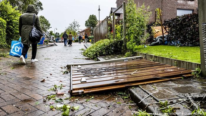 Tornado i rrallë në Holandë lë të vdekur një person
