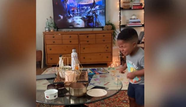 Vogëlushi imiton veprimet e bateristit në mënyrë fantastike (VIDEO)