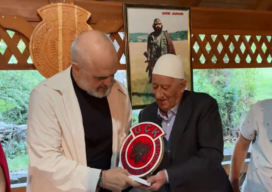 Rama ia dhuron babait të Thaçit stemën e Skënderbeut, ky ia jep të UÇK-së