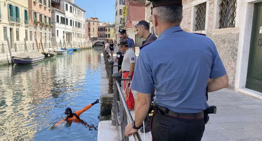 Përleshje me thika në Venezia mes 3 shqiptarëve, njëri tentoi “të arratisej” duke u hedhur në kanal