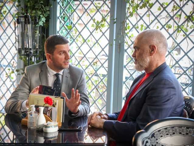 Edi Rama mbyll vizitën në Kosovë në takim me kryetarin e PDK-së Memli Krasniqi