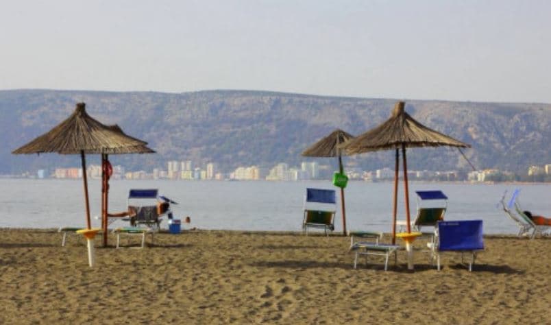 Shëngjin: Sherr për shezlongët, goditet pas koke me lopatë pronari i një lokali
