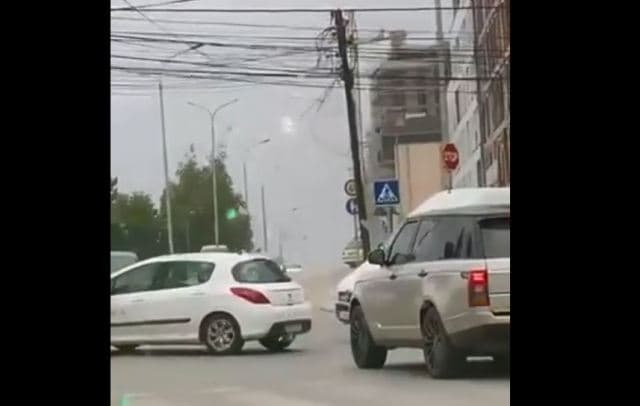 Këputen kabllot e rrymës në lagjen Velania në Prishtinë (VIDEO)