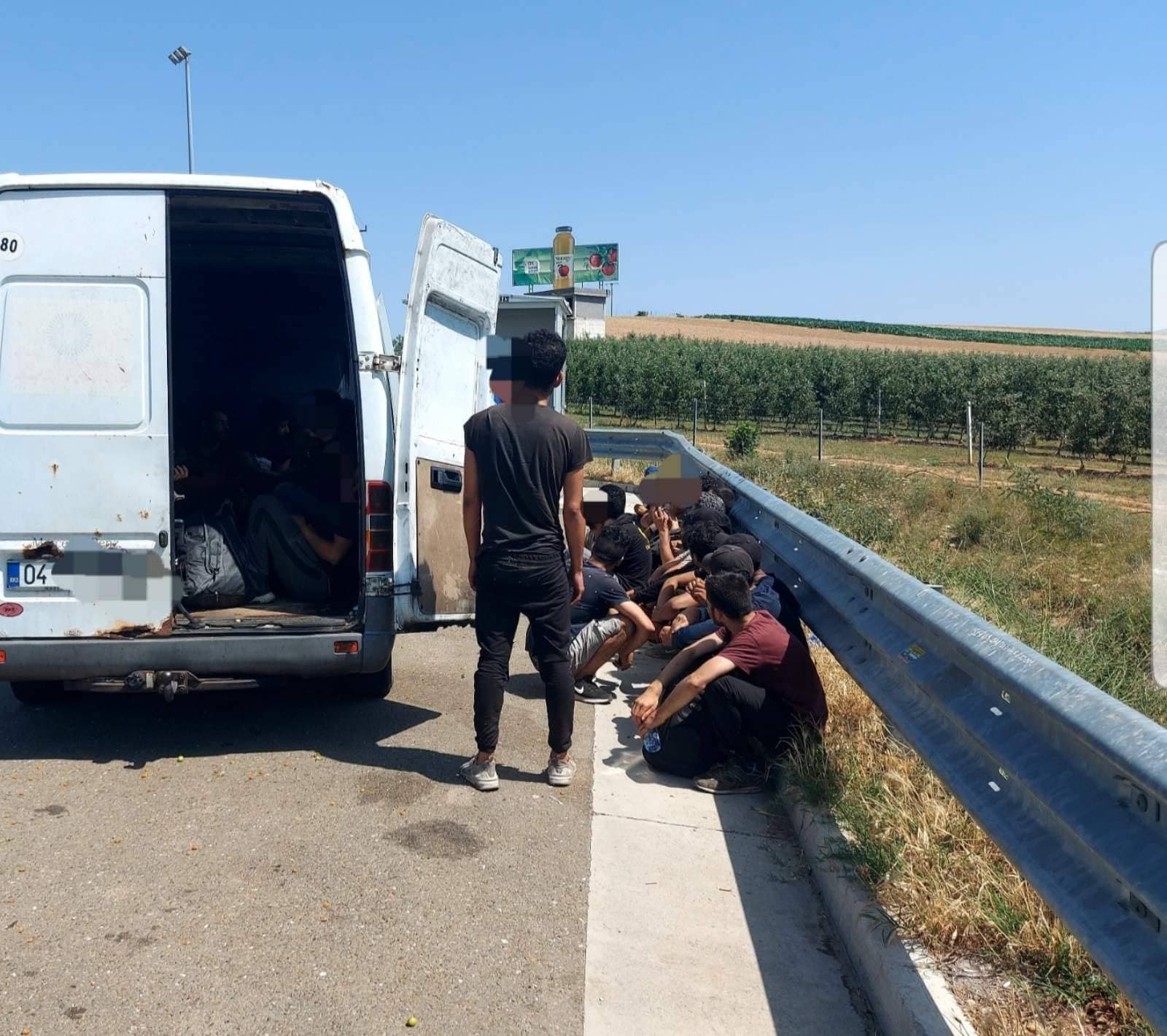 34 shtetas sirianë kapen brenda një furgoni në autostradën "Ibrahim Rugova"