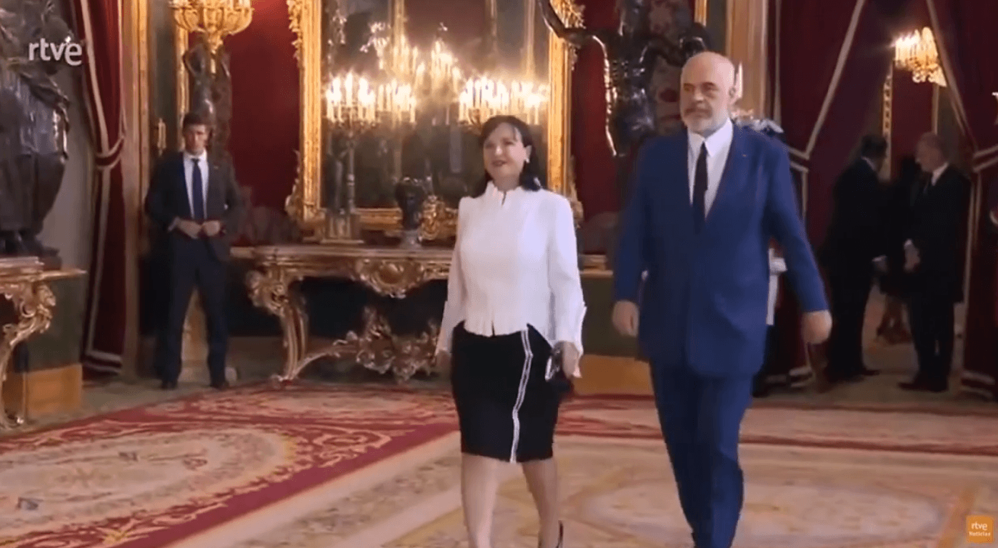 Edi Rama thotë 'mirëmëngjes' me pamje nga pritja e mbretit të Spanjës (VIDEO)