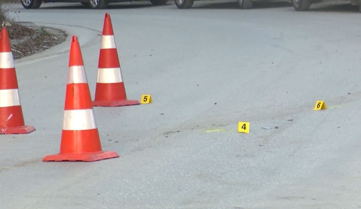 Rrëzohet duke zbritur nga vetura, vdes 60 vjeçari