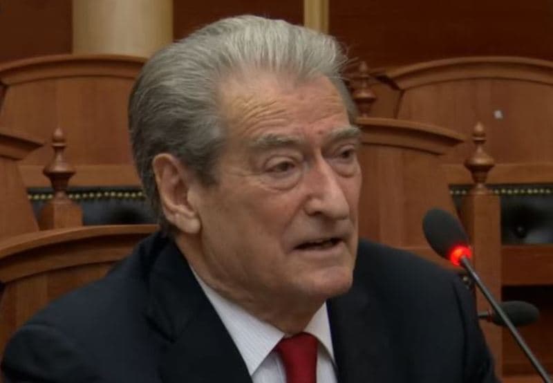 Berisha, ambasadorit britanik: Non-grata ndaj meje është për t’ia zgjatur jetën qeverisë më korruptive, sillni fakte