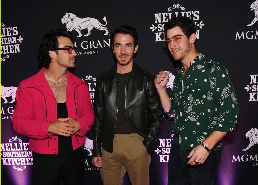 Jonas Brothers hapin restorant me recetat e gjyshes së tyre (FOTO)