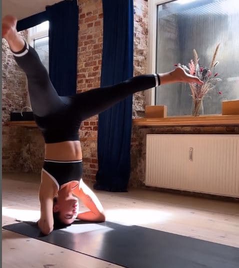 Dua Lipa i çon këmbët përpjetë për joga (VIDEO)