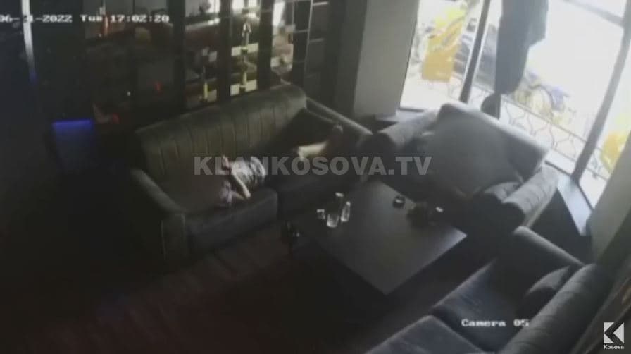 Gratë “kapadaike” sulmojnë një burrë (VIDEO)