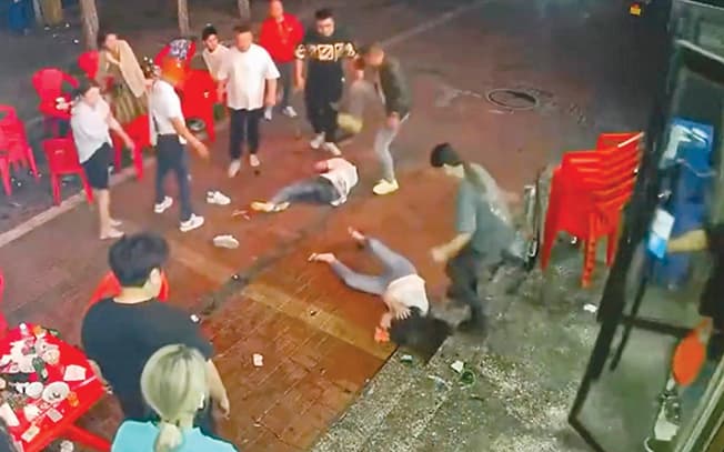 Videoja e grave që sulmohen brutalisht shkakton zemërim publik në Kinë (VIDEO)