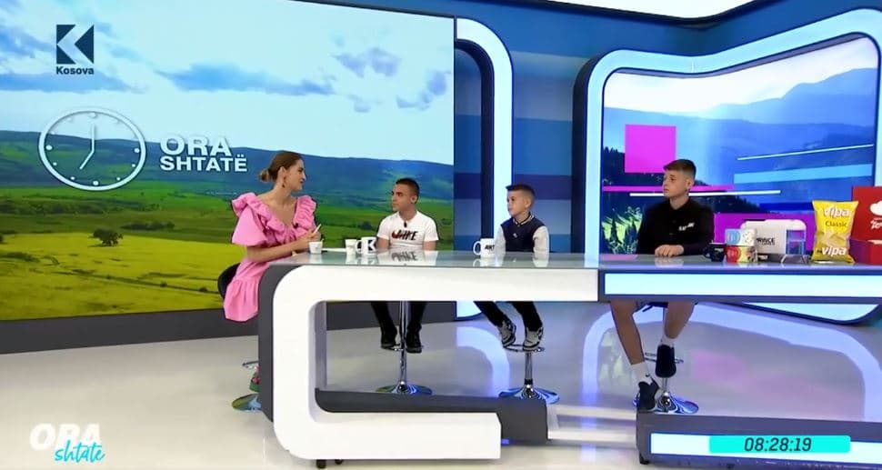 Delbrin Demaj, Kejsan Mavriqi dhe Amal Mavriqi hapin ekspozitë në Prishtinë për 1 Qershorin (VIDEO)