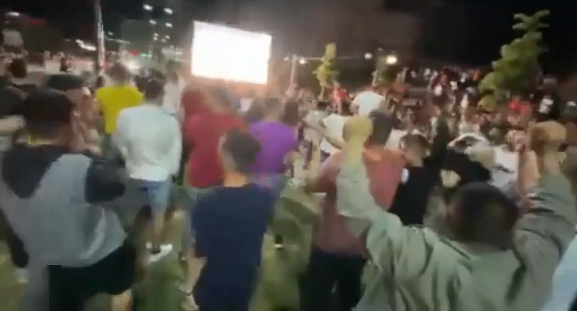 Suharekasit festojnë për fitoren e YLLI-t  (VIDEO)