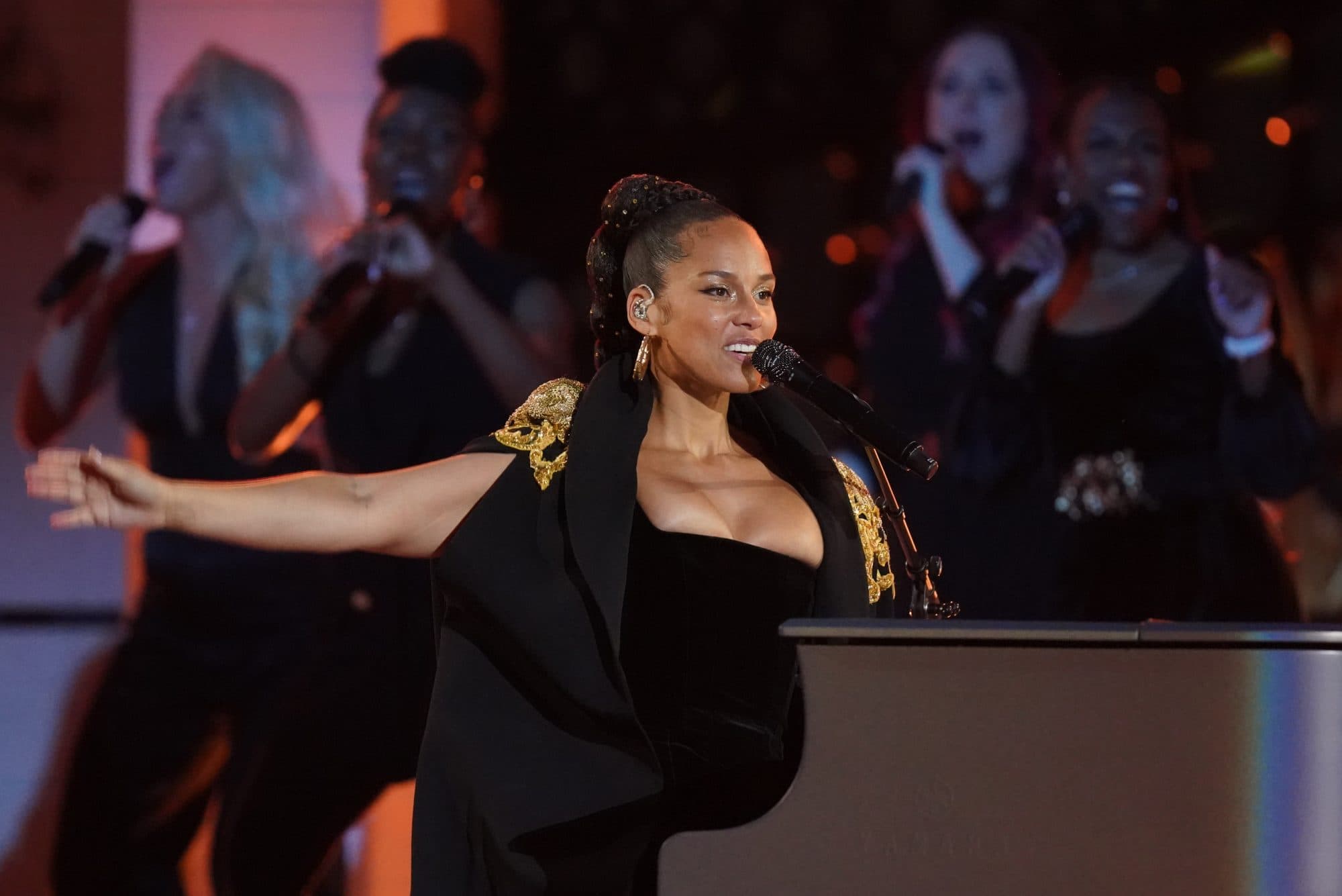 Alicia Keys sqaron se pse e këndoi këngën e New Yorkut në Angli (VIDEO)
