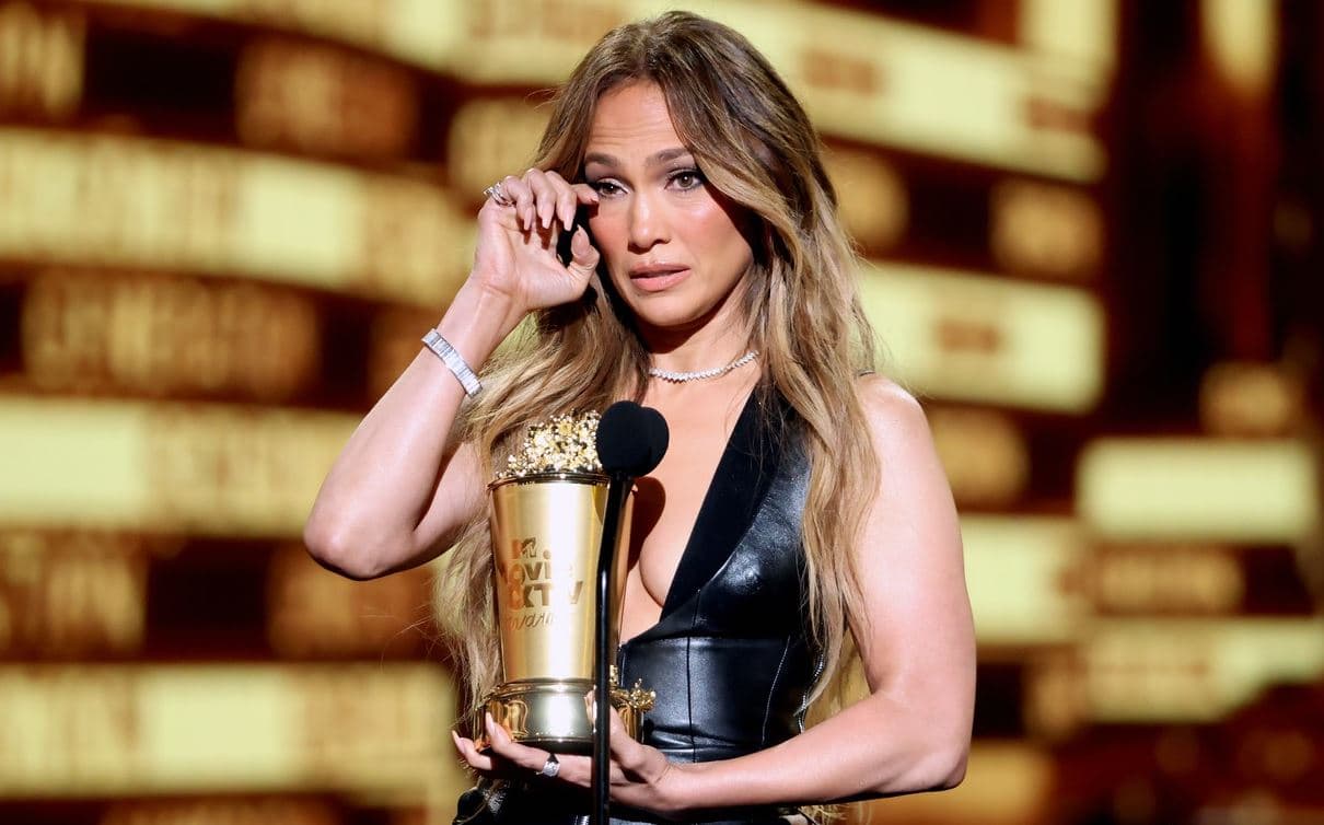 Jennifer i lë një porosi të lezetshme të fejuarit Ben gjatë MTV Movie & TV Awards 2022