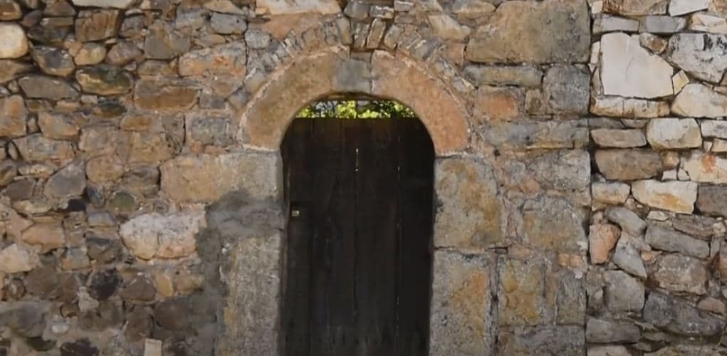 Kulla 2 shekullore e Vokshit që po shkon drejtë shkatërrimit (VIDEO)