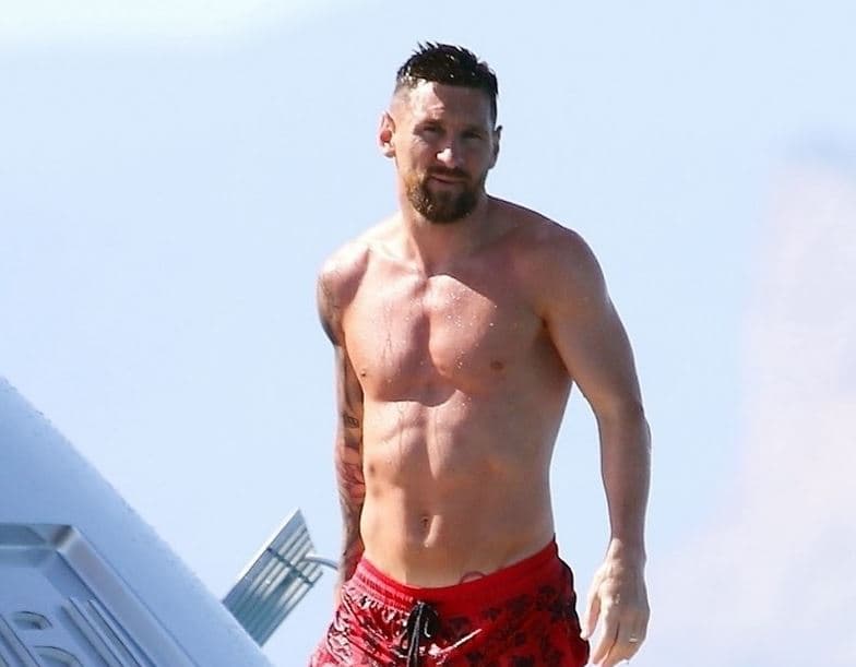 Messi shijon diellin në pushimet me miqtë në Spanjë (FOTO)
