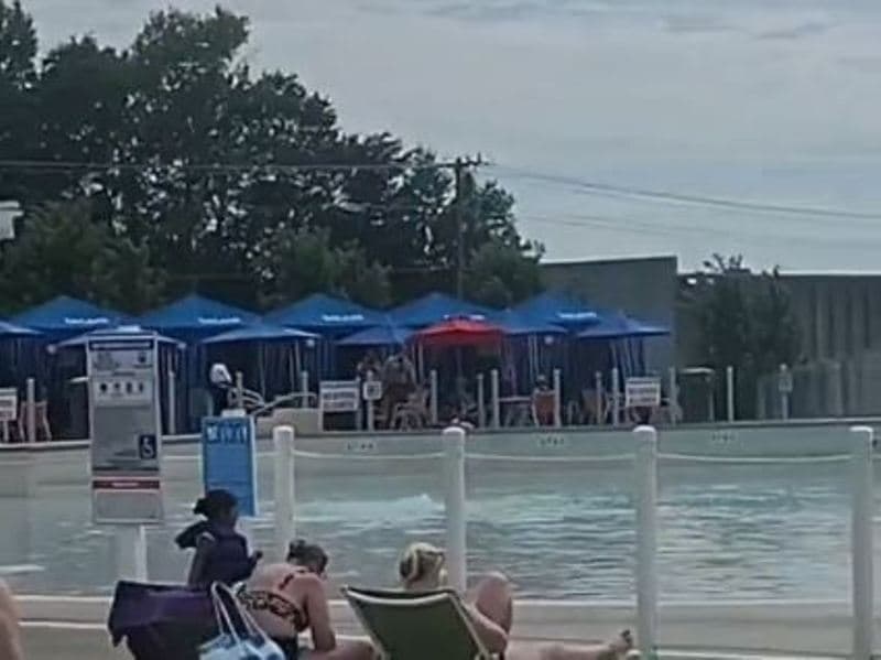 Burri për hakmarrje urinon në pishinë, mendoi se do të mbyllej (VIDEO)