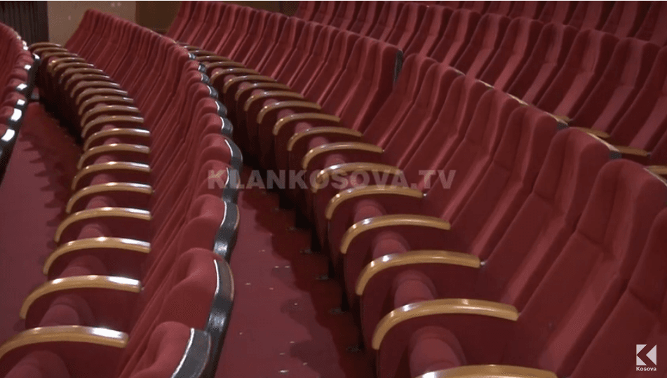 Era e rëndë pamundëson shfaqjen e baletit në teatër (VIDEO)