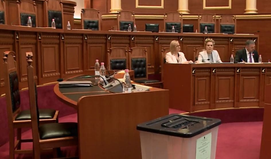Fillon votimi për zgjedhjen e presidentit të Shqipërisë
