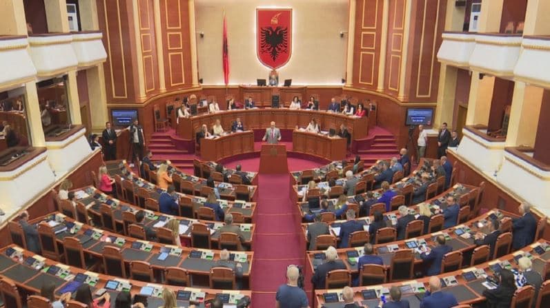 Kuvendi i Shqipërisë miraton rezolutën kundër raportit të Dick Marty-t për Kosovën