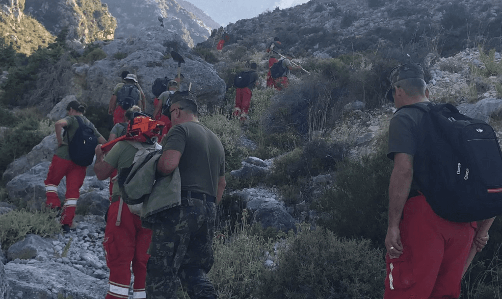 Prej tri ditësh Mali i Çikës në flakë, mbi 100 forca në terren