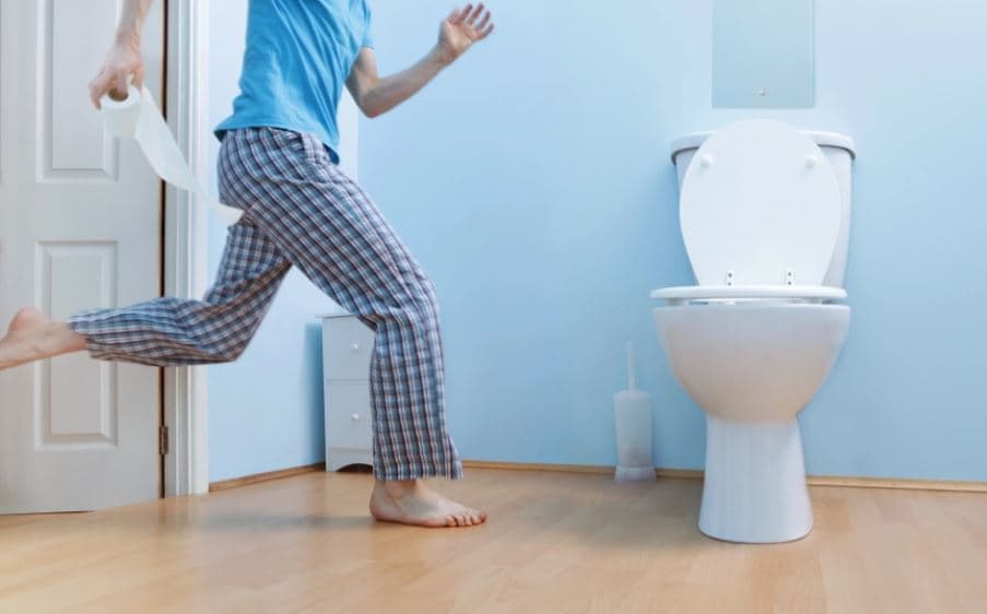 Urologët tregojnë pse djemtë duhet të mësohen të urinojnë ulur