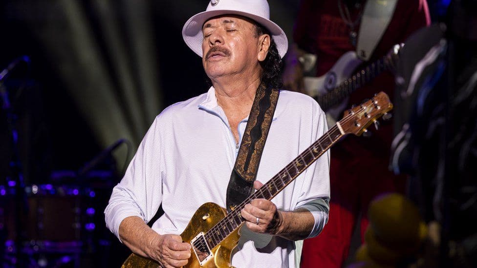 Kitaristi legjendar amerikan, Carlos Santana, rrëzohet në skenë (VIDEO)