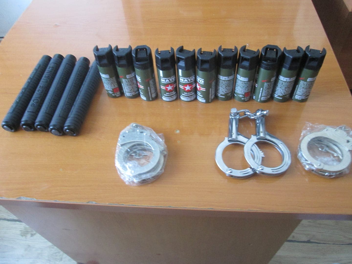 Arrestohet 68 vjeçari që në tregun e Mitrovicës shiste sprej, shufra metalike dhe pranga