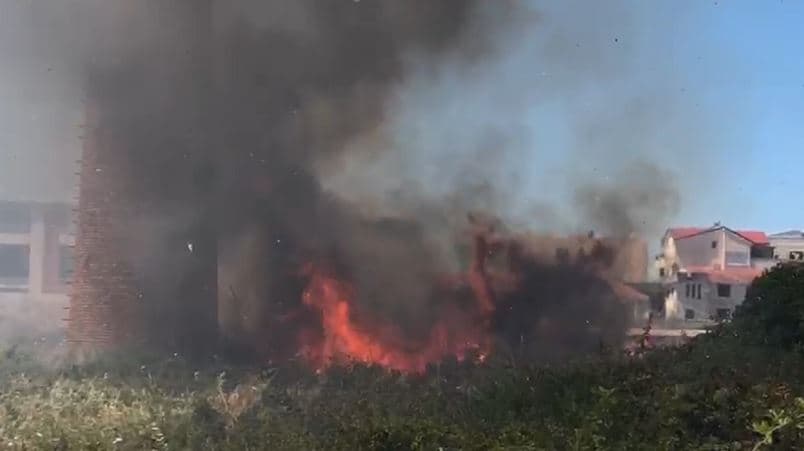Përfshihet nga zjarri ish-fabrika e qelqit në Kavajë