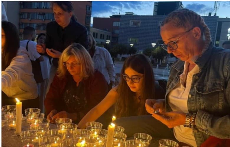 Nderohen viktimat e gjenocidit në Srebrenicë, para Teatrit Kombëtar u ndezën qirinj