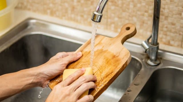 Detergjenti i enëve nuk është një pastrues ideal për dërrasën tuaj të kuzhinës